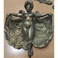 Визитница, пепельница, Танцовщица. В тяжелом металле, Чугун покрытый латунью/медью. Клеймо - КусЗав 1933 год.