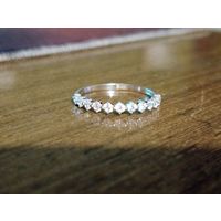 Серебряное кольцо с фианитами размер 17,5