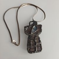 Крупная - стилизованная подвеска- крест в стиле брутализма. Металл. Вставка синего прозрачного кабошона. Декоративные элементы. На цепочке- змейке с винтажным механизмом соединения.7,5х3 х1,5см.