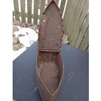 Старинный угольный утюг , с клеймом внутри .