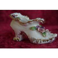 Статуэтка фарфоровая " Туфелька " ( Филиппины ) высота 6 см , длинна  10,5 см