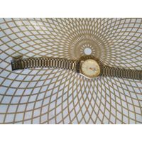 Часы наручные с браслетом Q$Q . В ремонт,коллекцию,на запчасти. Состояние на скане.