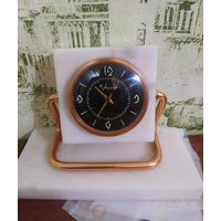 Часы Молния на мраморном постаменте. с рубля