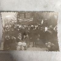 Фотография. История СССР в лицах. Бригада на ноябрьской демонстрации. Агитация, лозунги, шарики.