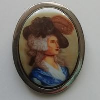Старинная брошь-подвеска. Фарфор. Портрет дамы викторианской эпохи. 5х3,7 см.