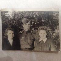 Фотография. Сержант и девушки. Знак "отличник". Ретро СССР.