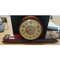 Часы большие настольные. Весна. СССР. На ходу. Ключ. Размер 40x18