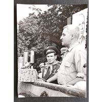 Фото космонавта Германа Титова и писателя Константина Симонова на минитге в пионерлагере. 1960-е. 14х19 см.