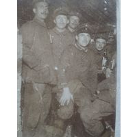 Фото ПМВ   Бойцы в блиндаже на передовой.Оригинал!