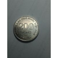 Вьетнам 200 донгов 2003 года .