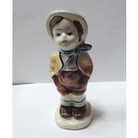 Статуэтка фарфоровая "Мальчик" 70-е годы Европа. Высота 12.5 см.