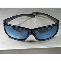 Солнцезащитные очки в классической черной пластиковой оправе прямоугольной формы с темными линзами . Предсезонная распродажа Винтажных солнцезащитных очков с рубля !