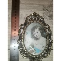 Шелкография "Девочка с вишенкой", времён СССР, в латунной рамке, размер 16*11 см.