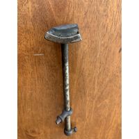 Основная часть -подвижный шток с резинкой от системы немецкого  ручного механического тормоза на переднее колесо.