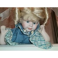 Лежащая фарфоровая кукла, длина 37 см., без сколов.