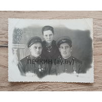 Боевые товарищи с наградами (СССР, г. Кропоткин, 1950)