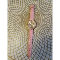 Часы наручные с ремешком ,   тикают. Состояние на скане.