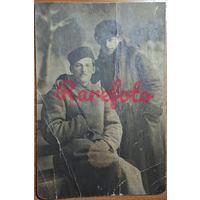 1910-е Открыточный формат семейная пара студийное фото типажи ретро