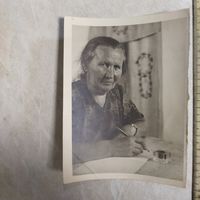 Фотография. История СССР в лицах. Бабушка пишет письмо. Быт СССР. Ручка, чернильница. 1955 г.