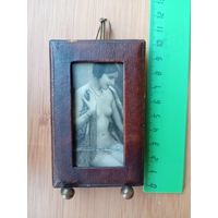 Старинное фото девушки ню в рамке на подставке