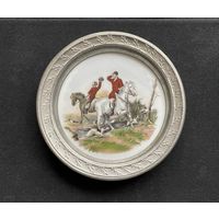 ОХОТА. Коллекционная оловянная тарелка-подставка с фарфоровой вставкой AK Kaiser / Диаметр: 10 см