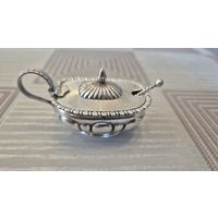 Солонка с ложечкой