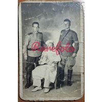 Открыточный формат Странное трио солдаты, повар (или карабельный кок?) цветы, повязка КП оружие типажи ретро студийное фото