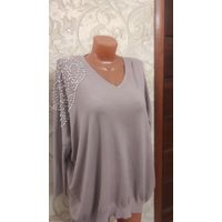 Невероятно мягкий и красивый джемпер на 66-68 размер. Пудрового цвета, с красивый украшением  на плече. Очень теплый, отлично сидит на фигурке. Длина спереди 70 см, сзади 80 см, ПОгруди 79 см. Красиый