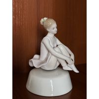 Музыкальная фарфоровая статуэтка  БАЛЕРИНА В РОЗОВОМ.  HERVIT / Италия.