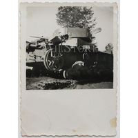 Брошенный неисправный советский легкий танк Т-26.