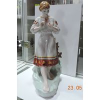 Статуэтка фарфоровая "Гадание на ромашке" 60-е годы Украина. Целая, без реставрации.
