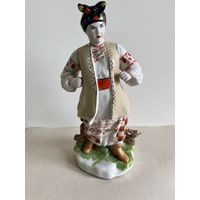 СТАТУЭТКА ФАРФОРОВАЯ  "ОДАРКА". БОЛЬШАЯ. РАЗМЕР - 25*12*10 СМ. 1 СОРТ. 1962-1976 ГОДА. КИЕВ. КЭКХЗ. УКРАИНА. КЛЕЙМО: КРАСНАЯ КНИЖКА. СМ.КЛЕЙМО,ФОТО И ОПИСАНИЕ.