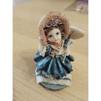 Девочка с зонтиком. Фигурка статуэтка