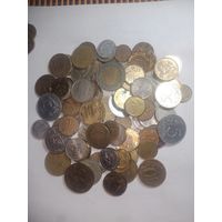 100 монет разных стран . С рубля .