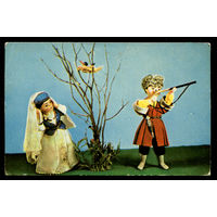 Куклы в армянских национальных костюмах. Худ. Е. Аскинази. 1967