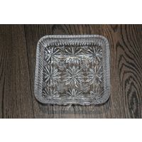 Салатница стеклянная из СССР, с декоративной гравировкой в виде цветов и листьев, зубчатый узор.