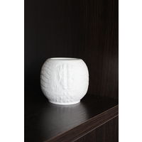 Фарфоровая вазочка, клеймо "Kaiser", из матового, белого, бисквитного фарфора с рельефным текстурированным узором.