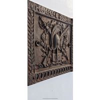 Печная дверца. Оружие, сабля, гусарский шлем.Чугунное литьё. Начало прошлого века.