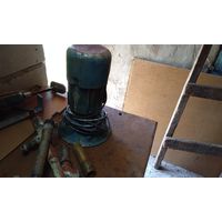 Насос для воды, с клапаном трубами. В рабочем состоянии.