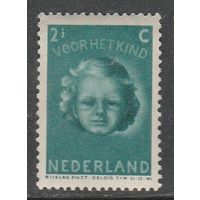 Нидерланды 2 1/2с /Уход за детьми/ 1945г
