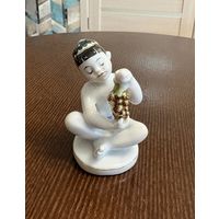 Статуэтка Фарфоровая Мальчик с виноградом . ЛФЗ . В/с