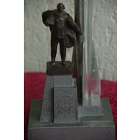 Статуэтка из СССР  " Памятник Циолковскому " ( металл )  !0 см х 11 см , высота 37 см )