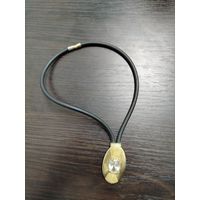 Ожерелье из черного каучука, металлического овала и  вставкой из светлого камня .