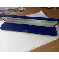 Футляр для украшения из синего бархата  , с позолотой , 25 см  .