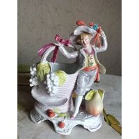 Фарфор Мальчик с корзиной большая высота 20 см.