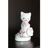 Фарфоровая статуэтка "Кошечка с цветами".
