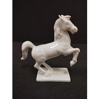 Статуэтка фарфоровая Жеребец (мустанг, лошадь). Германия