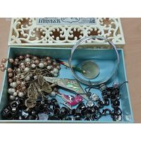 Лот бижутерии вместе с коробкой