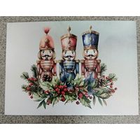 Открытка новогодние сюжеты: игрушки-солдатики, остролист, шишки. Чистая