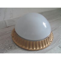 Старый подъездный светильник на 2 лампы.